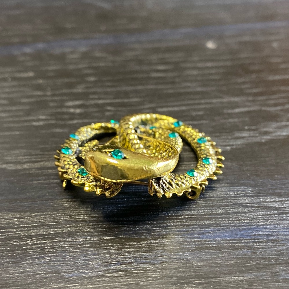 Gold snake brooch with green rhinestones - Picture 4 of 10